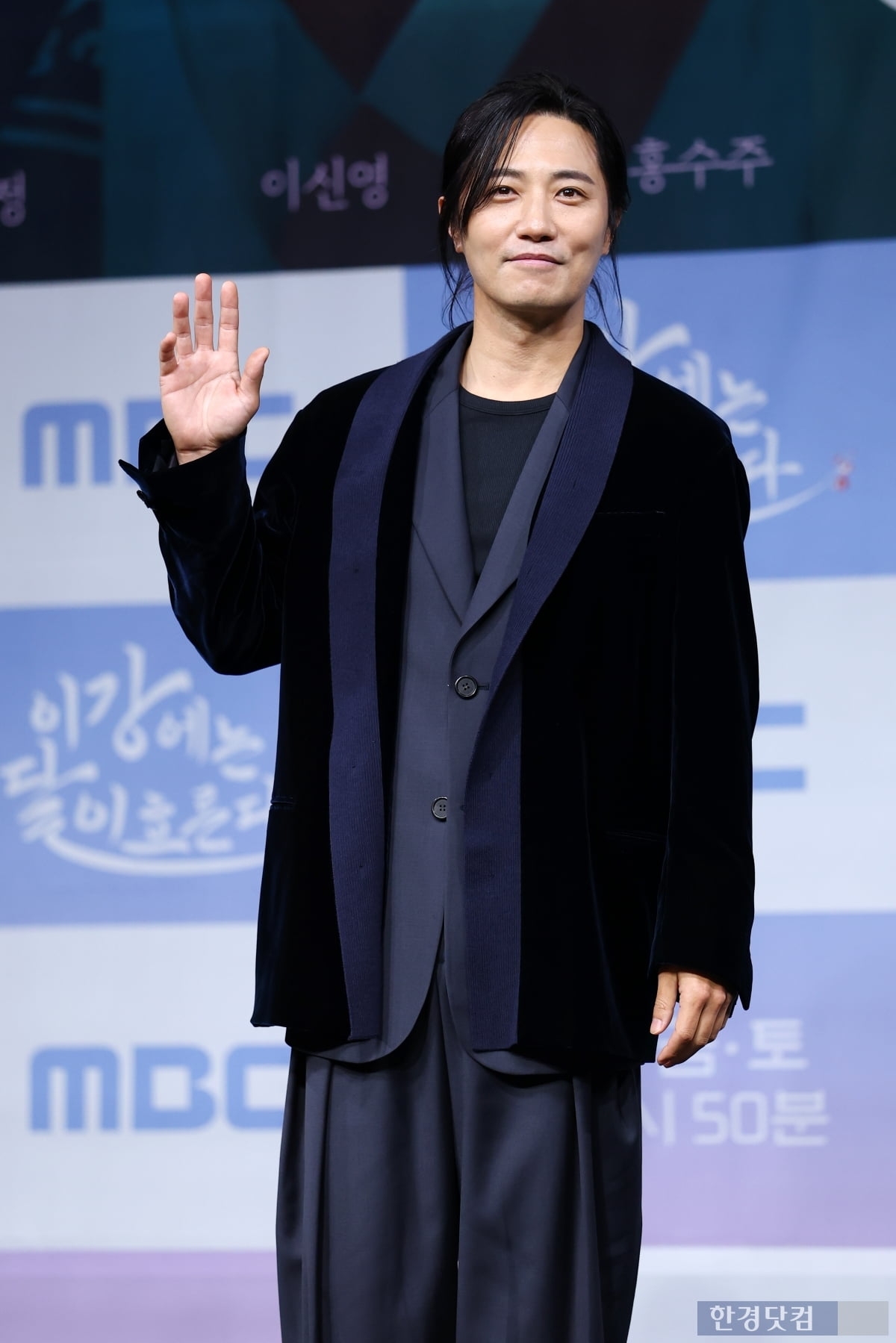 Dụi mắt 7749 lần vẫn không nhận ra mỹ nam đẹp nhất Hậu Duệ Mặt Trời, sao anh lại ra nông nỗi này?- Ảnh 4. Dụi mắt 7749 lần vẫn không nhận ra mỹ nam đẹp nhất Hậu Duệ Mặt Trời, sao anh lại ra nông nỗi này?- Ảnh 4.