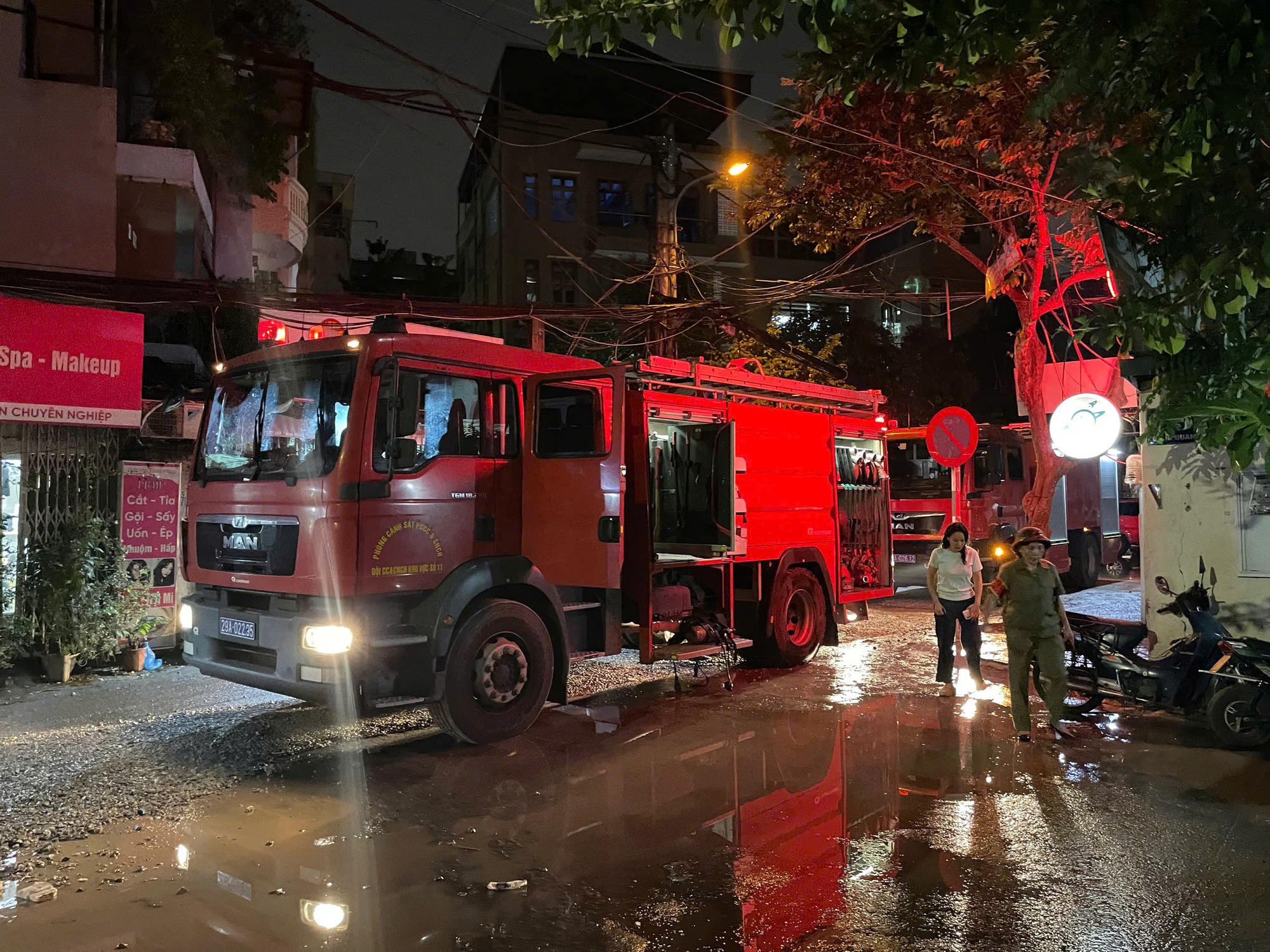 Cháy tầng tại 4 chung cư, người dân hoảng sợ sơ tán- Ảnh 2. Cháy tầng tại 4 chung cư, người dân hoảng sợ sơ tán- Ảnh 2.