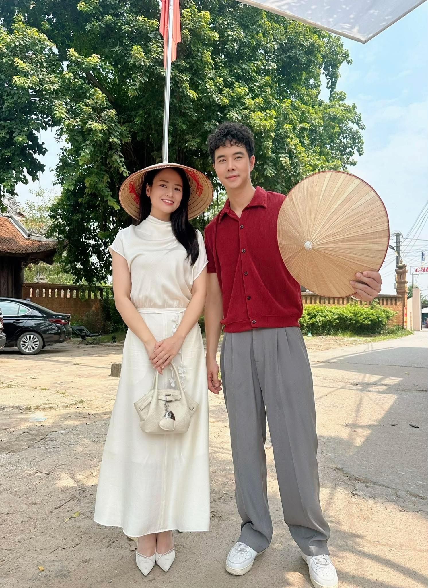 Cả nước mong chờ đ&aacute;m cưới của cặp đ&ocirc;i Vbiz đang cực hot: Nh&agrave; g&aacute;i đẹp qu&aacute; trời đẹp, nh&agrave; trai 10 điểm chốt vội đi th&ocirc;i- Ảnh 1.