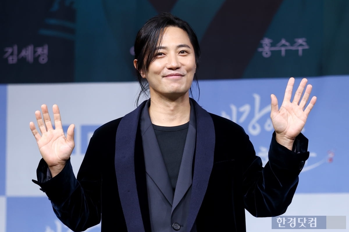 Dụi mắt 7749 lần vẫn không nhận ra mỹ nam đẹp nhất Hậu Duệ Mặt Trời, sao anh lại ra nông nỗi này?- Ảnh 2. Dụi mắt 7749 lần vẫn không nhận ra mỹ nam đẹp nhất Hậu Duệ Mặt Trời, sao anh lại ra nông nỗi này?- Ảnh 2.