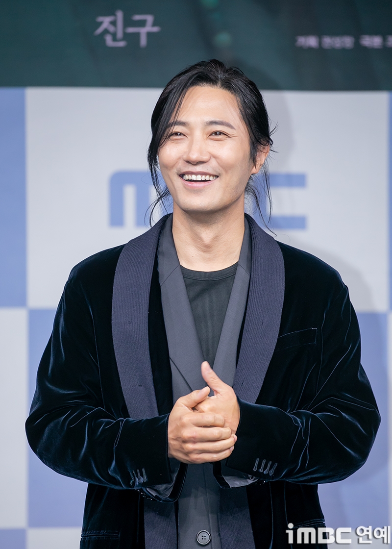 Dụi mắt 7749 lần vẫn không nhận ra mỹ nam đẹp nhất Hậu Duệ Mặt Trời, sao anh lại ra nông nỗi này?- Ảnh 3. Dụi mắt 7749 lần vẫn không nhận ra mỹ nam đẹp nhất Hậu Duệ Mặt Trời, sao anh lại ra nông nỗi này?- Ảnh 3.