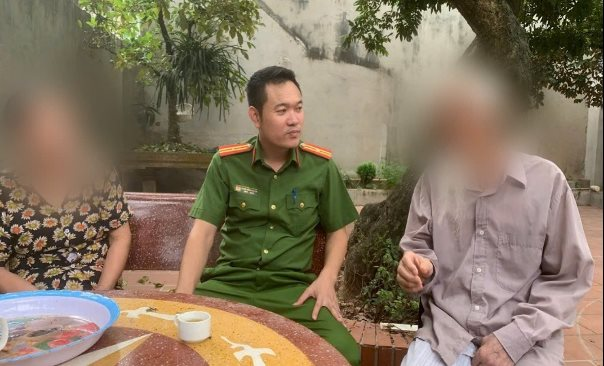 Quan Sát Camera Ở Nhà Thấy Bố Mẹ Nói Chuyện Điện Thoại Với Biểu Hiện Sợ Hãi, Người Đàn Ông Hà Nội Nhanh Chóng Báo Công An- Ảnh 1. Quan Sát Camera Ở Nhà Thấy Bố Mẹ Nói Chuyện Điện Thoại Với Biểu Hiện Sợ Hãi, Người Đàn Ông Hà Nội Nhanh Chóng Báo Công An- Ảnh 1.