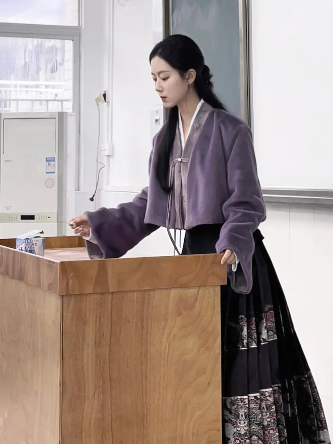 Cô giáo Mỹ thuật đang hot nhất TikTok: Mặt đã xinh, style đi dạy còn đỉnh hơn!- Ảnh 9.