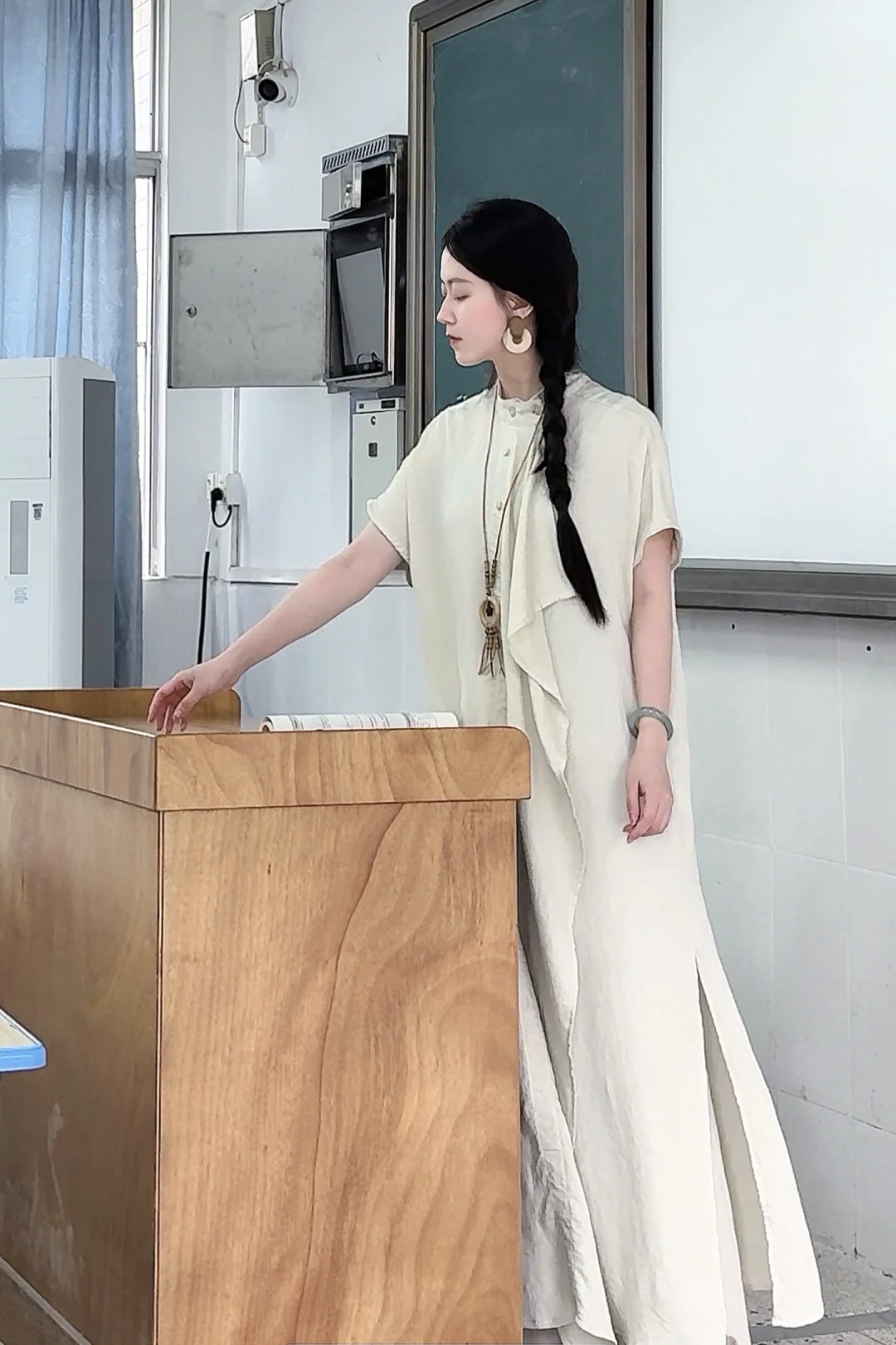 Cô giáo Mỹ thuật đang hot nhất TikTok: Mặt đã xinh, style đi dạy còn đỉnh hơn!- Ảnh 16.