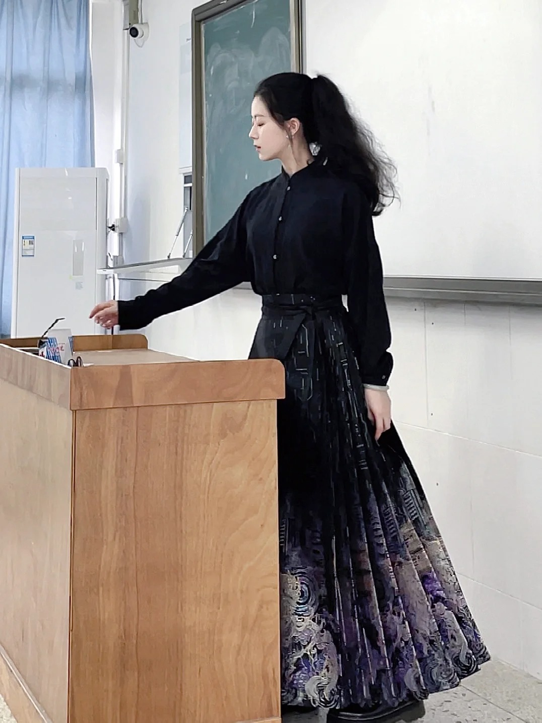 Cô giáo Mỹ thuật đang hot nhất TikTok: Mặt đã xinh, style đi dạy còn đỉnh hơn!- Ảnh 19.