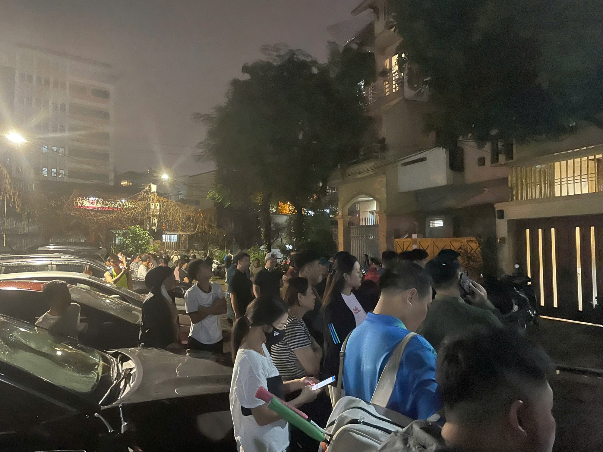 Cháy tầng tại 4 chung cư, người dân hoảng sợ sơ tán- Ảnh 1. Cháy tầng tại 4 chung cư, người dân hoảng sợ sơ tán- Ảnh 1.