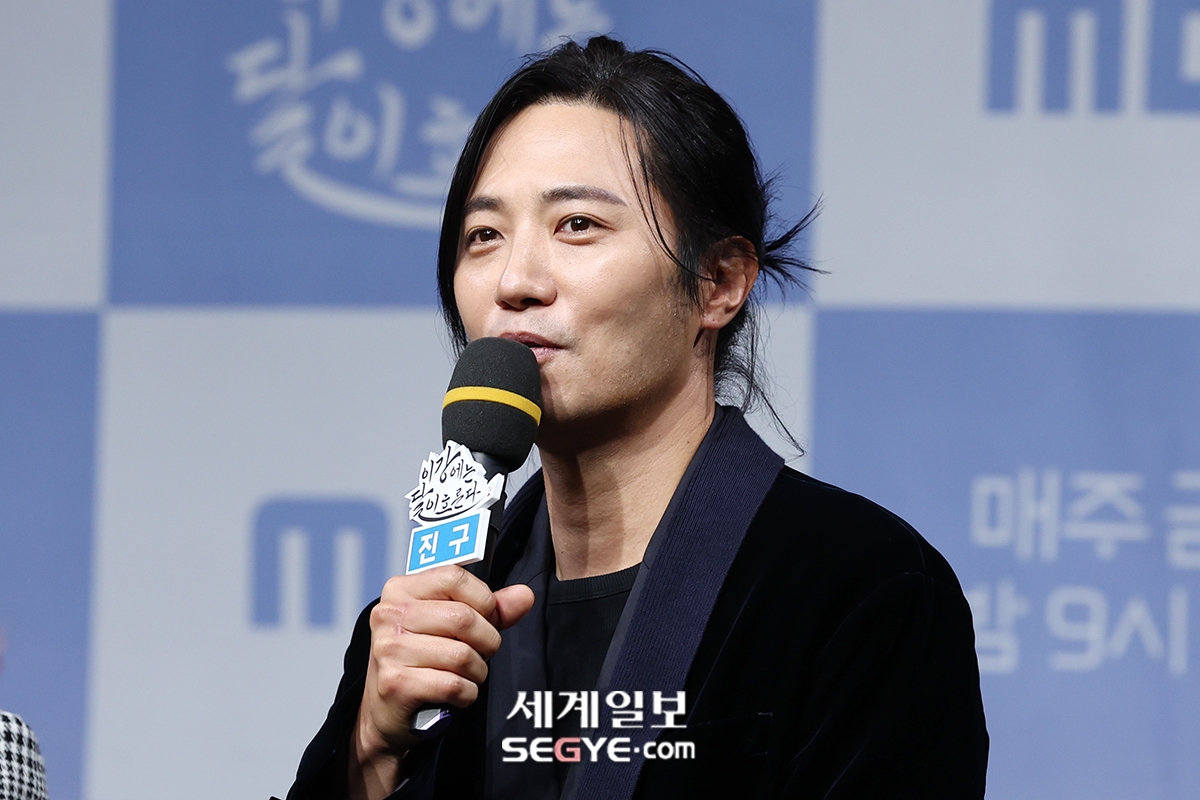 Dụi mắt 7749 lần vẫn không nhận ra mỹ nam đẹp nhất Hậu Duệ Mặt Trời, sao anh lại ra nông nỗi này?- Ảnh 5. Dụi mắt 7749 lần vẫn không nhận ra mỹ nam đẹp nhất Hậu Duệ Mặt Trời, sao anh lại ra nông nỗi này?- Ảnh 5.