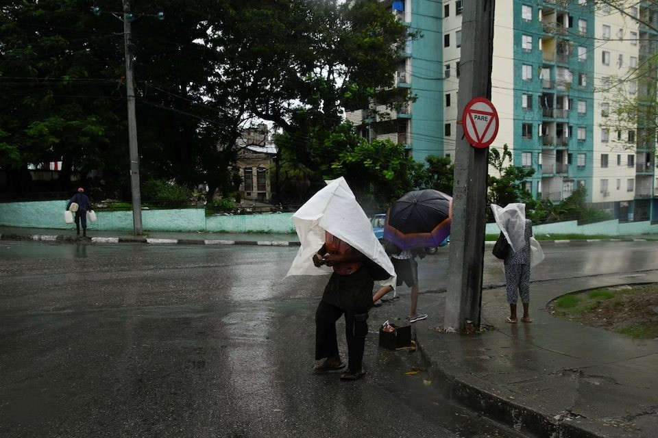 Siêu bão Melissa đổ bộ Cuba với sức gió gần 200 km/h- Ảnh 1.
