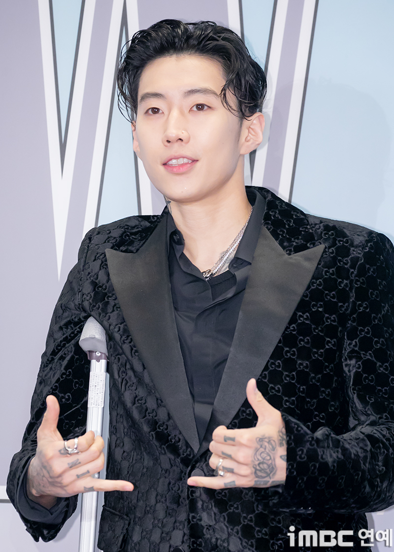 “Đòn trừng phạt” với ca sĩ J hát ca từ phản cảm- Ảnh 1. “Đòn trừng phạt” với ca sĩ J hát ca từ phản cảm- Ảnh 1.