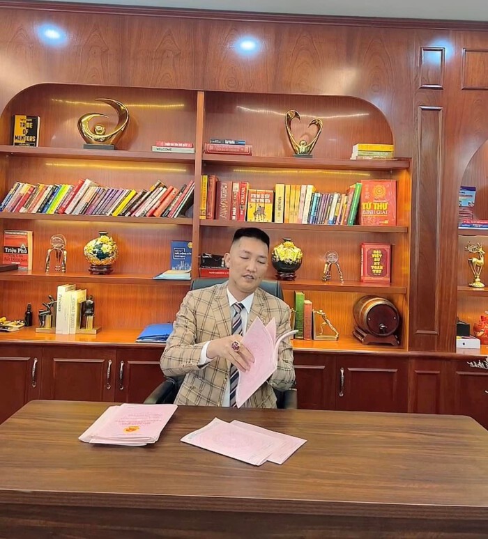 Bất ngờ, Huấn Hoa Hồng là Chủ tịch một công ty bất động sản với slogan nổi tiếng “có làm thì mới có ăn”- Ảnh 2. Bất ngờ, Huấn Hoa Hồng là Chủ tịch một công ty bất động sản với slogan nổi tiếng “có làm thì mới có ăn”- Ảnh 2.