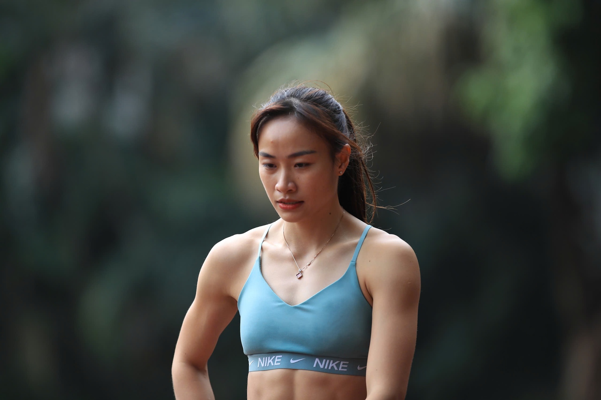 Hotgirl điền kinh khoe cơ bụng 6 m&uacute;i, &ldquo;mướt mồ h&ocirc;i&rdquo; tr&ecirc;n đường đua SEA Games 33- Ảnh 7.