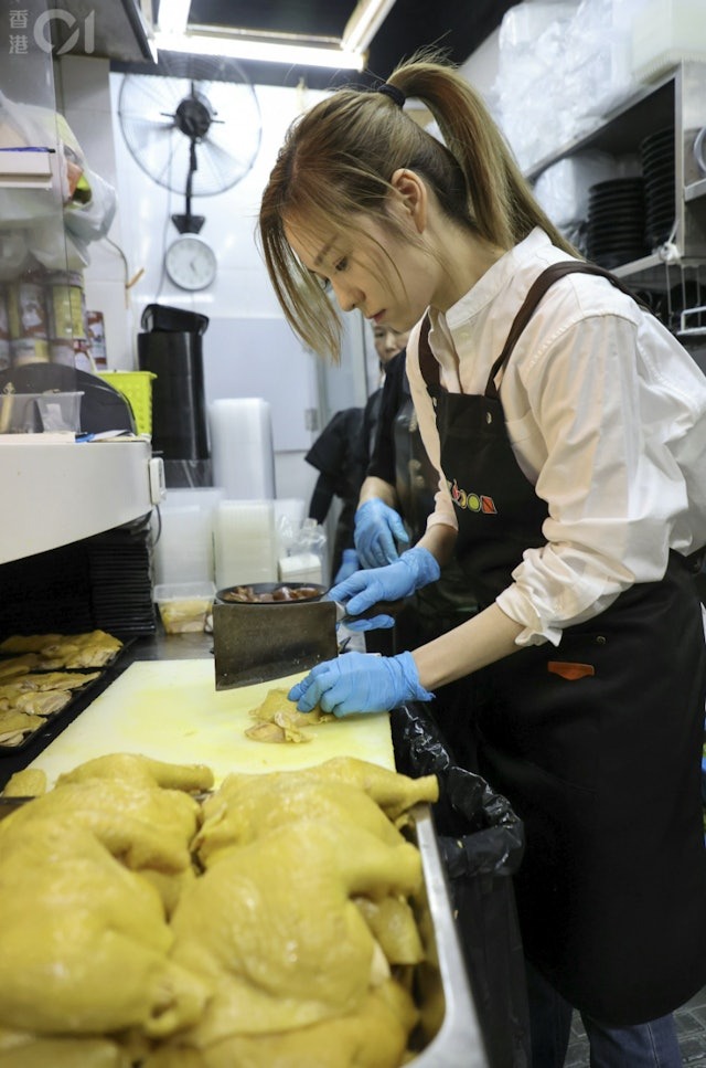 Mỹ nhân showbiz tháo chạy khỏi bạn trai giám đốc, giờ đi rửa chén làm phục vụ kiếm sống- Ảnh 6. Mỹ nhân showbiz tháo chạy khỏi bạn trai giám đốc, giờ đi rửa chén làm phục vụ kiếm sống- Ảnh 6.