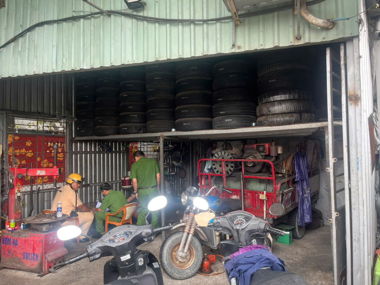 TP Hồ Chí Minh: Thu 2 kg đinh trên đường cửa ngõ, nghi do “đinh tặc” giăng bẫy- Ảnh 3.