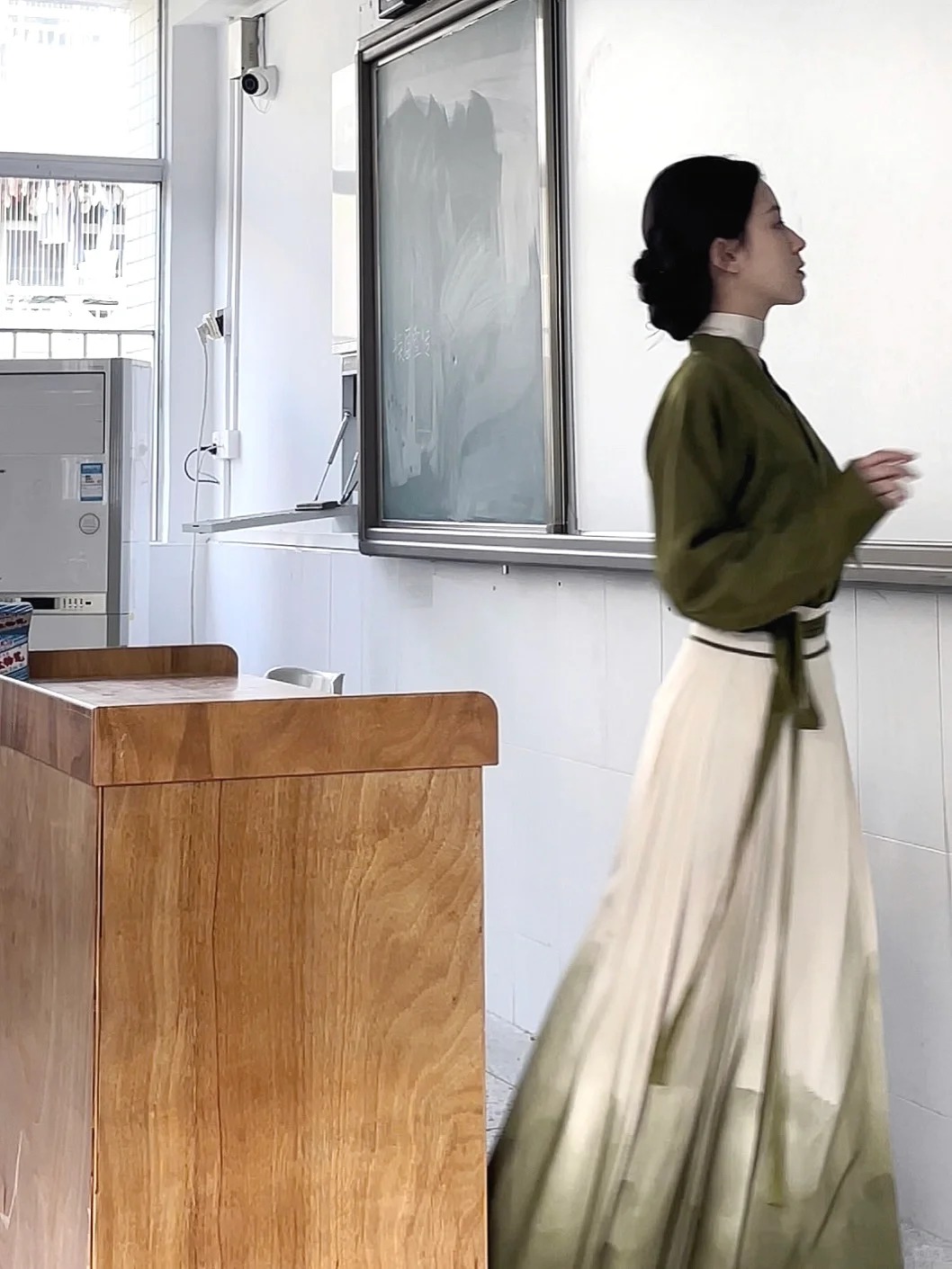 Cô giáo Mỹ thuật đang hot nhất TikTok: Mặt đã xinh, style đi dạy còn đỉnh hơn!- Ảnh 5.