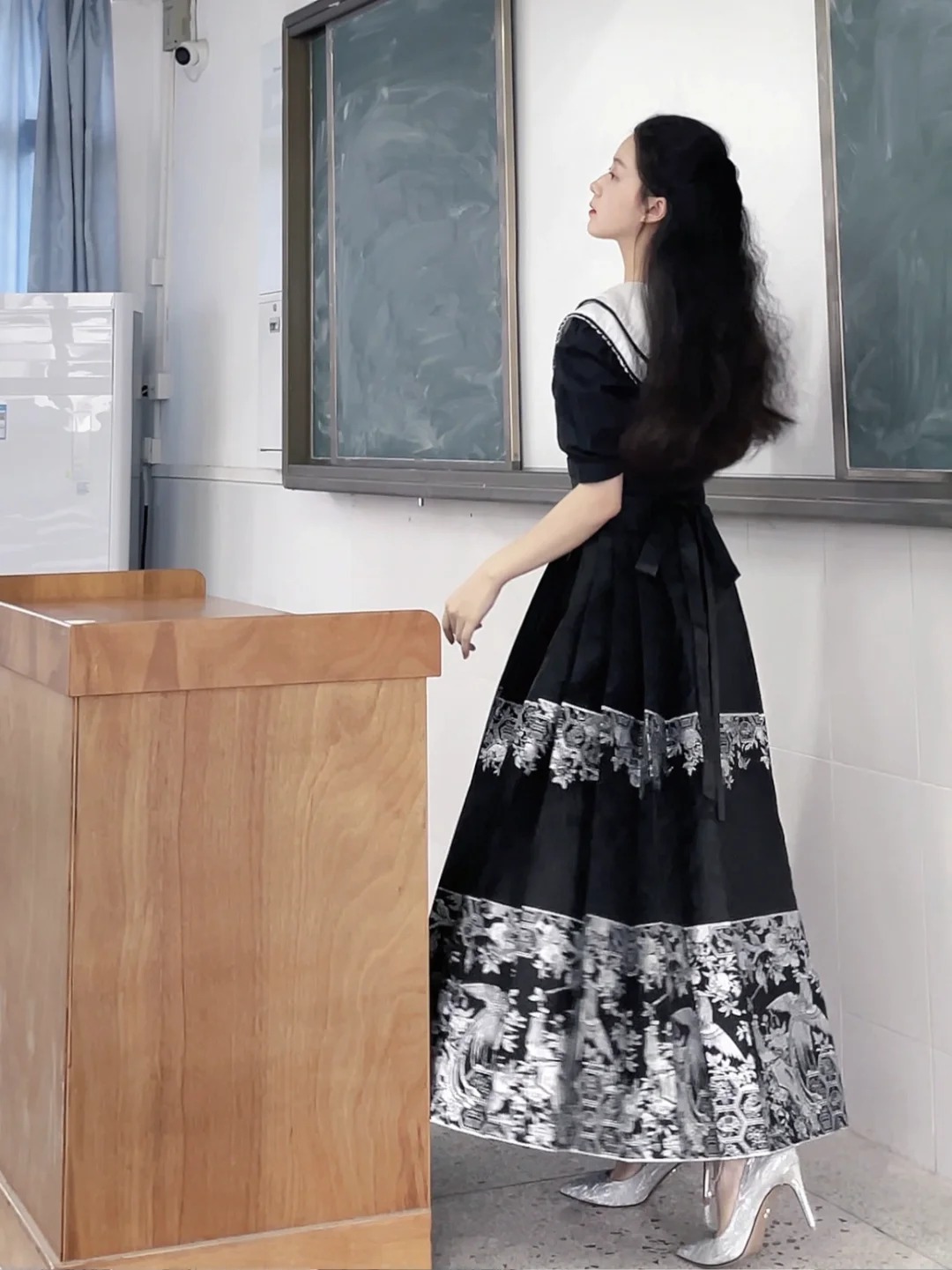 Cô giáo Mỹ thuật đang hot nhất TikTok: Mặt đã xinh, style đi dạy còn đỉnh hơn!- Ảnh 17.