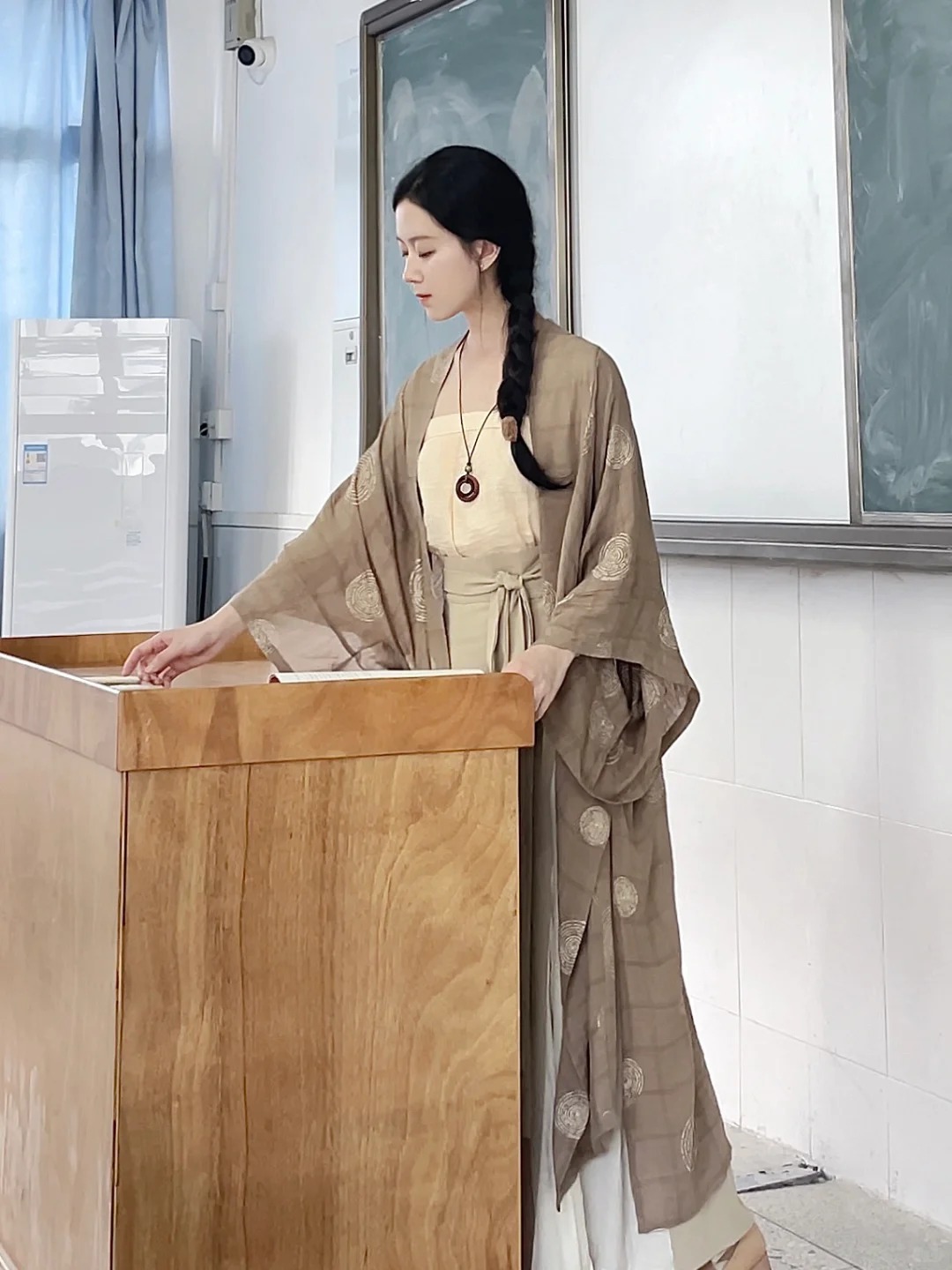 Cô giáo Mỹ thuật đang hot nhất TikTok: Mặt đã xinh, style đi dạy còn đỉnh hơn!- Ảnh 18.