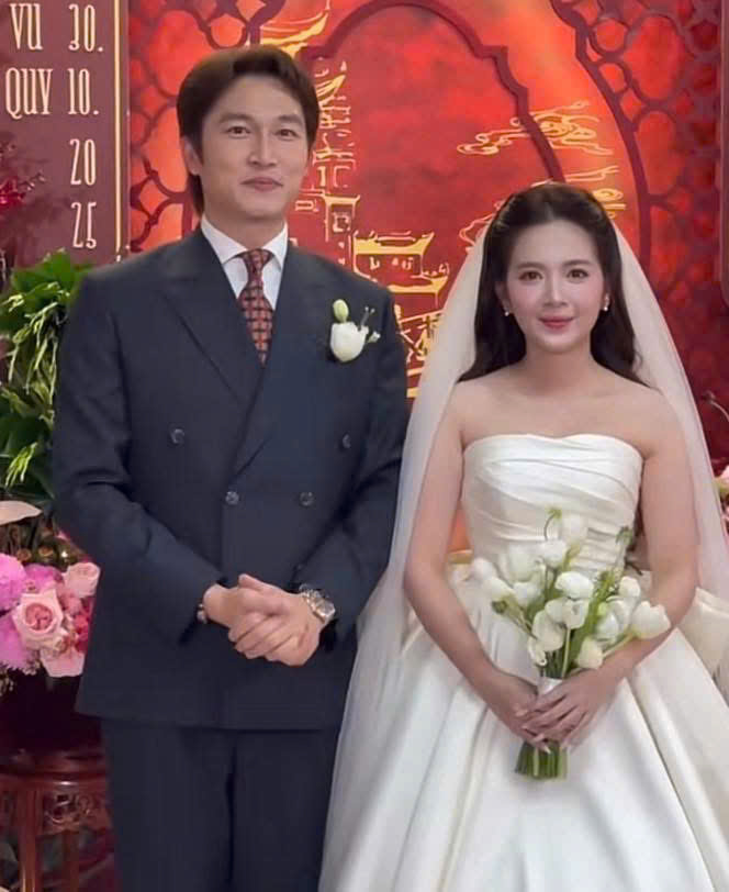 Lễ ăn hỏi Đình Tú - Ngọc Huyền: Cô dâu chú rể lộ diện quá đẹp đôi!- Ảnh 2. Lễ ăn hỏi Đình Tú - Ngọc Huyền: Cô dâu chú rể lộ diện quá đẹp đôi!- Ảnh 2.