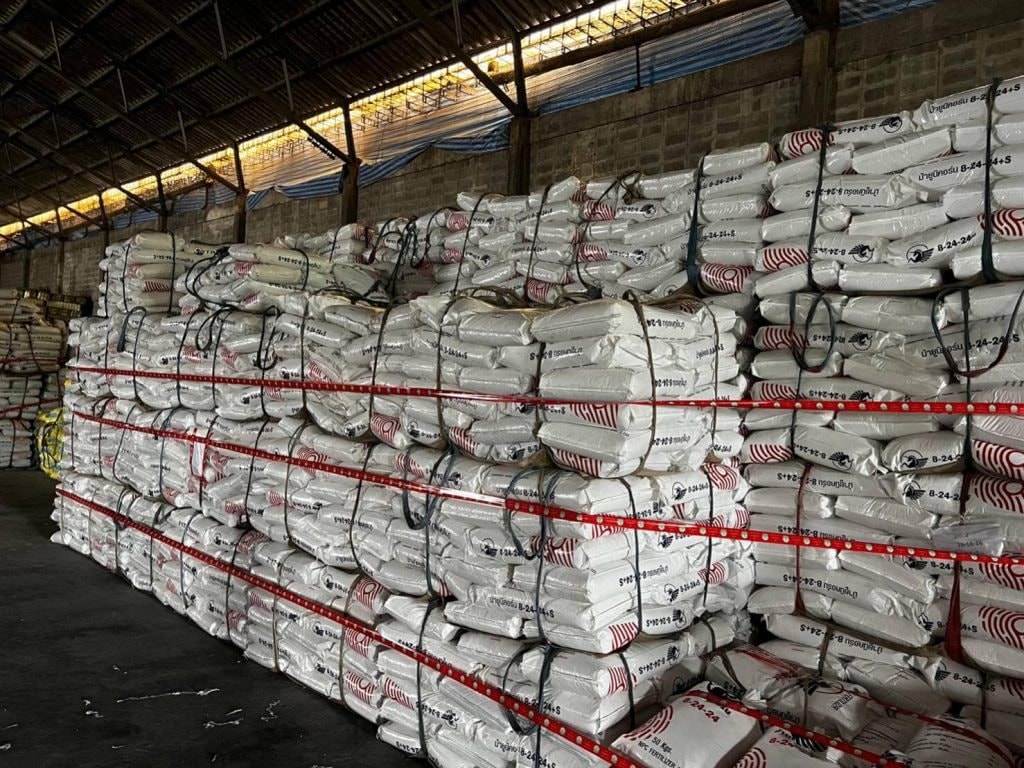 Một trung tướng chỉ huy cuộc đột k&iacute;ch, t&oacute;m gọn đường d&acirc;y bu&ocirc;n b&aacute;n ph&acirc;n b&oacute;n giả quy m&ocirc; lớn, tịch thu hơn 16.000 kg h&oacute;a chất kh&ocirc;ng giấy ph&eacute;p- Ảnh 1.