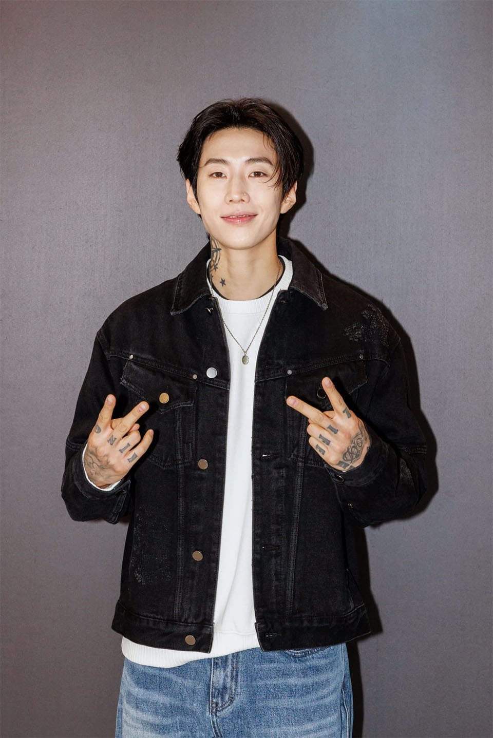 “Đòn trừng phạt” với ca sĩ J hát ca từ phản cảm- Ảnh 5. “Đòn trừng phạt” với ca sĩ J hát ca từ phản cảm- Ảnh 5.