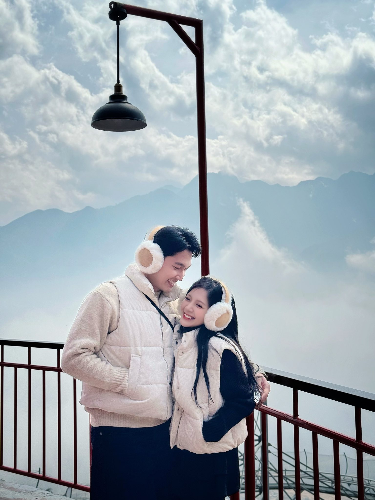 Lễ ăn hỏi Đình Tú - Ngọc Huyền: Cô dâu chú rể lộ diện quá đẹp đôi!- Ảnh 6. Lễ ăn hỏi Đình Tú - Ngọc Huyền: Cô dâu chú rể lộ diện quá đẹp đôi!- Ảnh 6.