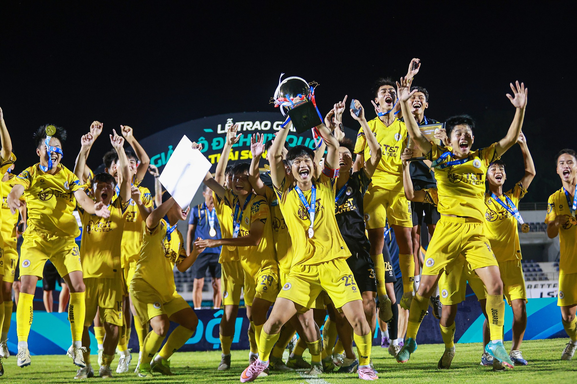 Đội bóng nhà bầu Hiển bằng điểm với đối thủ châu Âu tại giải đấu quốc tế- Ảnh 2. Đội bóng nhà bầu Hiển bằng điểm với đối thủ châu Âu tại giải đấu quốc tế- Ảnh 2.