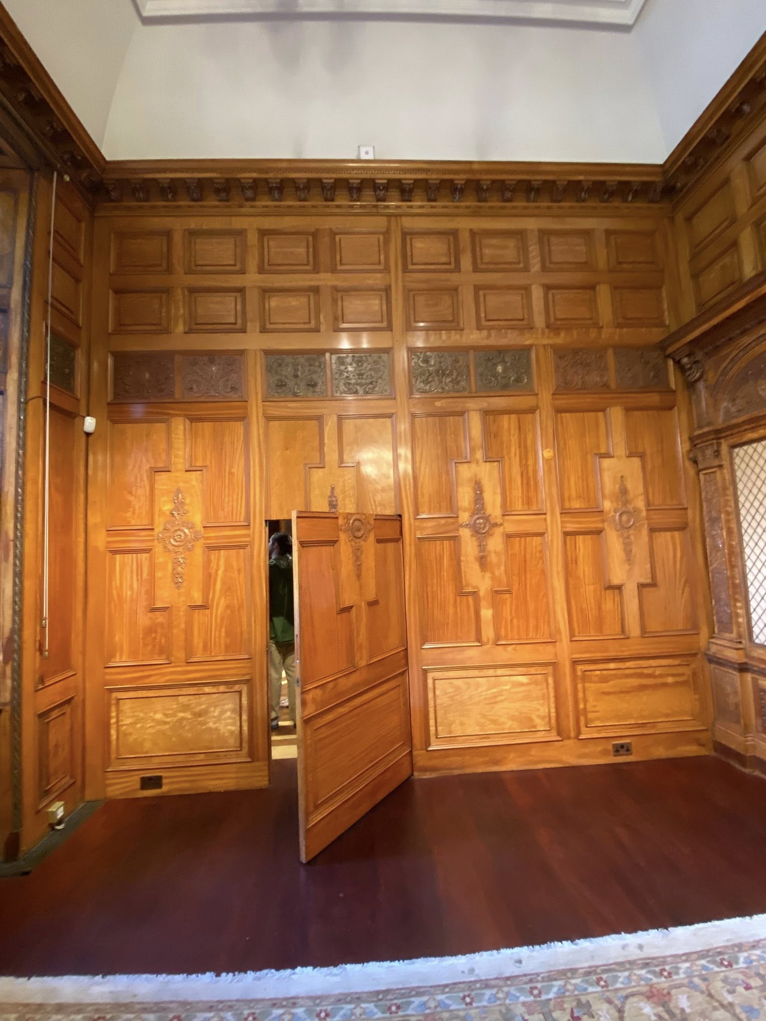 Biệt thự cổ Tiên Nguyễn và chồng chụp ảnh cưới cất giữ "kho báu của người giàu nhất thế giới"- Ảnh 12. Biệt thự cổ Tiên Nguyễn và chồng chụp ảnh cưới cất giữ "kho báu của người giàu nhất thế giới"- Ảnh 12.