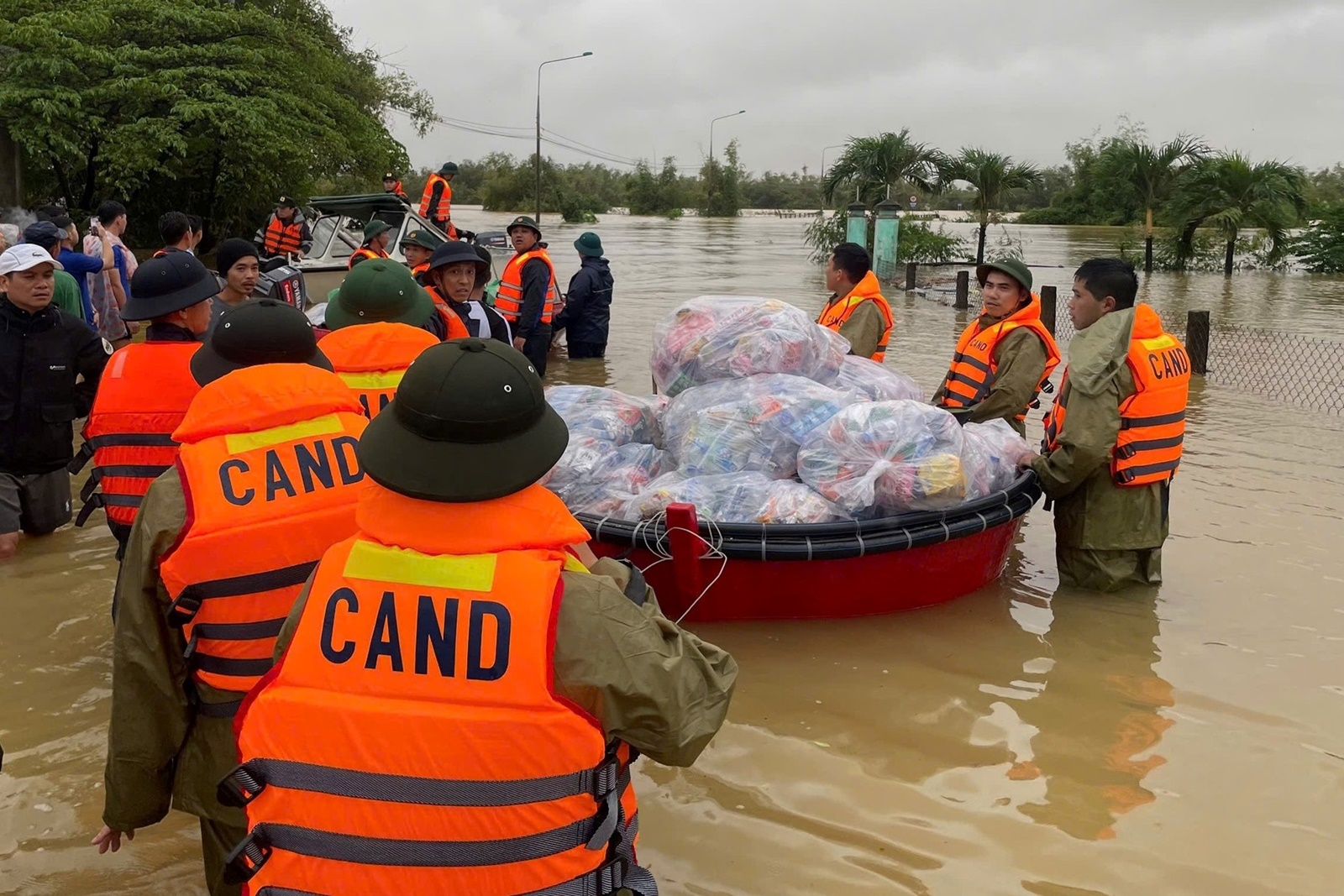 Toàn cảnh Hội An và Đà Nẵng những ngày chìm trong biển nước- Ảnh 14. Toàn cảnh Hội An và Đà Nẵng những ngày chìm trong biển nước- Ảnh 14.