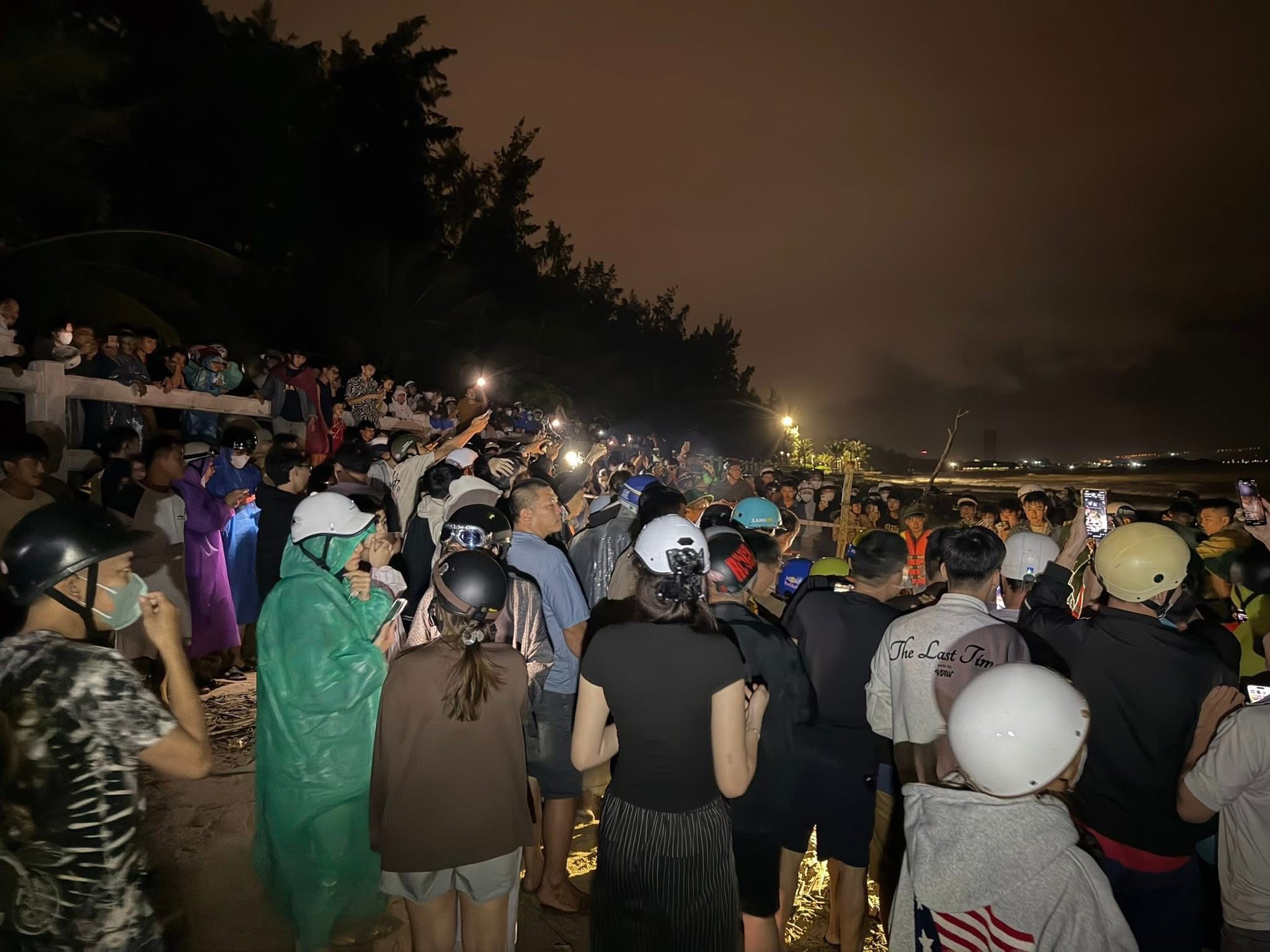 Cá ông dạt vào bờ biển là điềm tốt hay xấu? Ngư dân 40 năm đưa ra giải thích- Ảnh 3. Cá ông dạt vào bờ biển là điềm tốt hay xấu? Ngư dân 40 năm đưa ra giải thích- Ảnh 3.