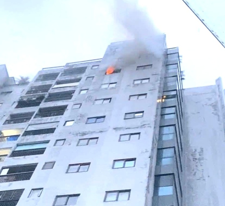 Cháy căn hộ chung cư ở Hà Tĩnh vào rạng sáng, cư dân hoảng loạn sơ tán- Ảnh 1.