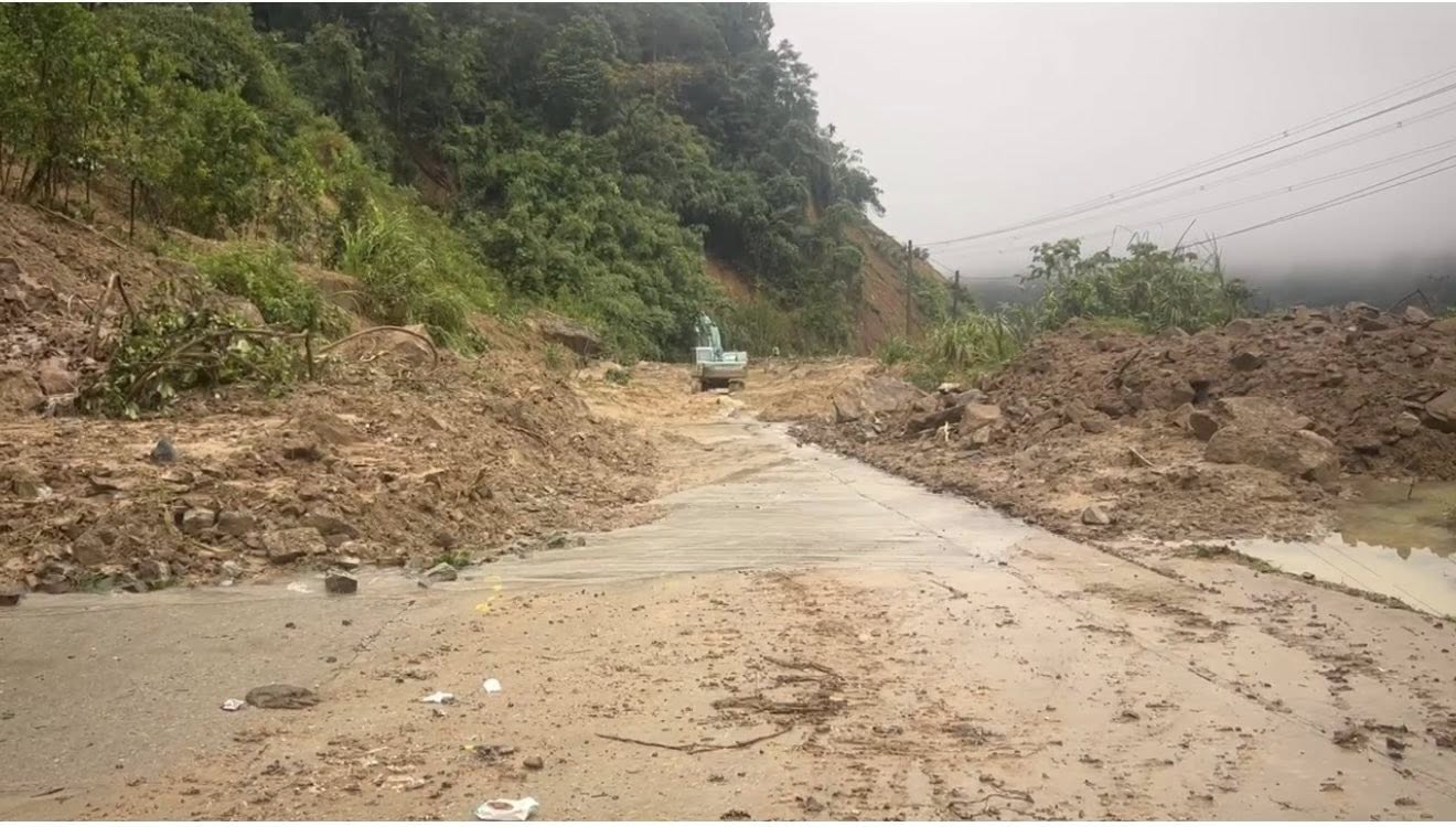 5 ngày mắc kẹt giữa núi rừng đèo Lò Xo của hàng chục tài xế- Ảnh 1. 5 ngày mắc kẹt giữa núi rừng đèo Lò Xo của hàng chục tài xế- Ảnh 1.