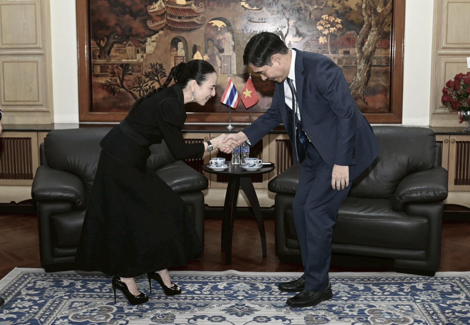 Madam Pang gặp Đại sứ Việt Nam ở Thái Lan để xin lỗi vì sự cố sai Quốc kỳ- Ảnh 1. Madam Pang gặp Đại sứ Việt Nam ở Thái Lan để xin lỗi vì sự cố sai Quốc kỳ- Ảnh 1.