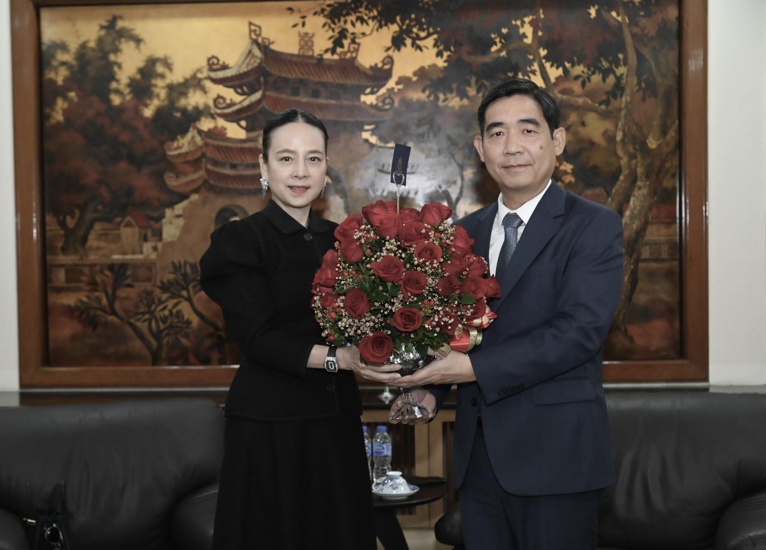 Madam Pang gặp Đại sứ Việt Nam ở Thái Lan để xin lỗi vì sự cố sai Quốc kỳ- Ảnh 3. Madam Pang gặp Đại sứ Việt Nam ở Thái Lan để xin lỗi vì sự cố sai Quốc kỳ- Ảnh 3.