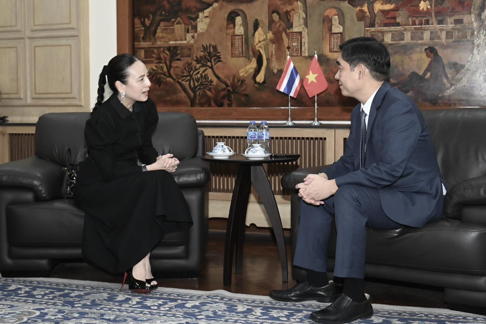 Madam Pang gặp Đại sứ Việt Nam ở Thái Lan để xin lỗi vì sự cố sai Quốc kỳ- Ảnh 2. Madam Pang gặp Đại sứ Việt Nam ở Thái Lan để xin lỗi vì sự cố sai Quốc kỳ- Ảnh 2.