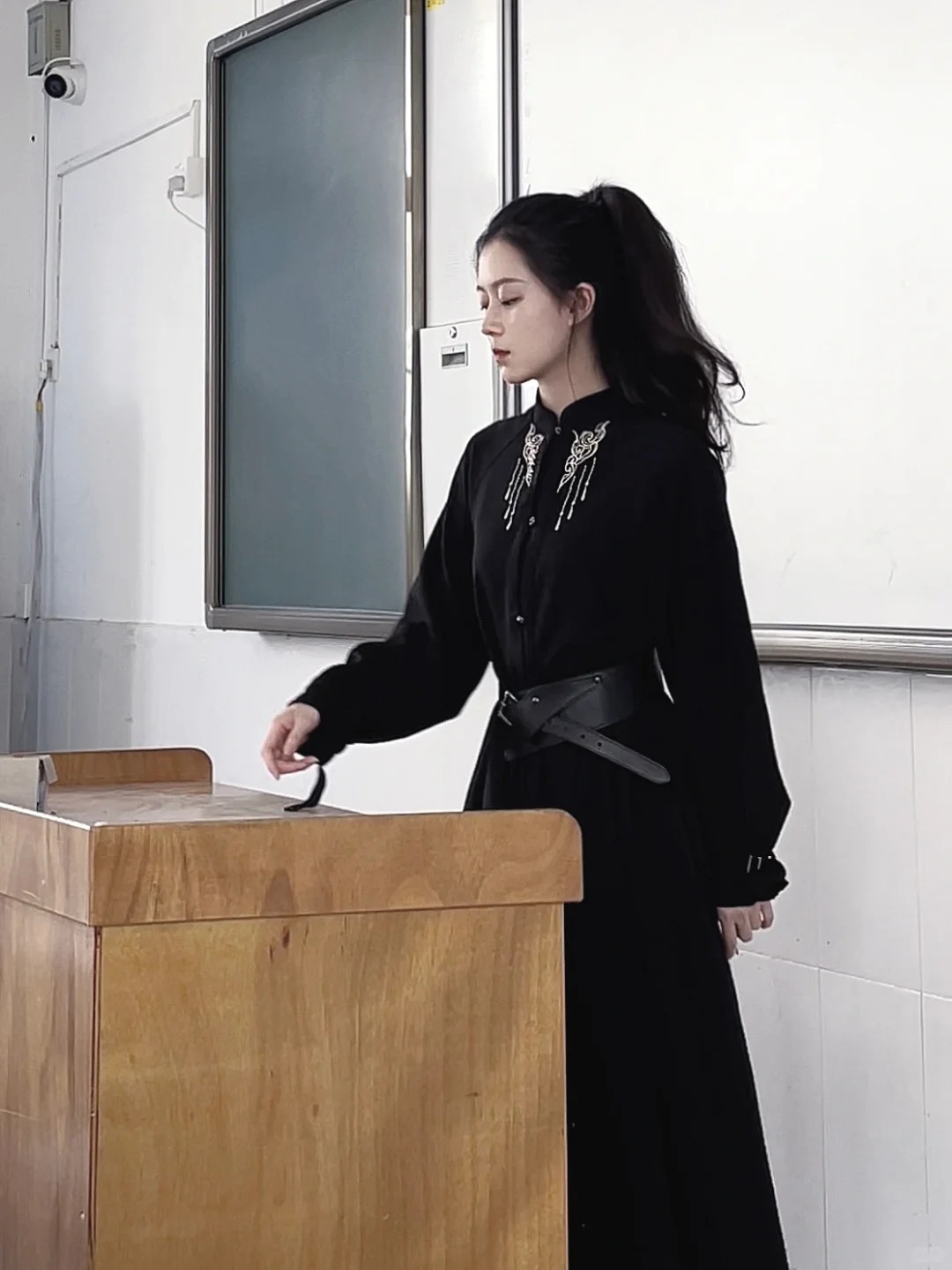 Cô giáo Mỹ thuật đang hot nhất TikTok: Mặt đã xinh, style đi dạy còn đỉnh hơn!- Ảnh 11.