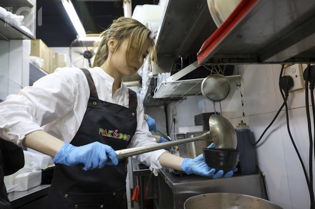 Mỹ nhân showbiz tháo chạy khỏi bạn trai giám đốc, giờ đi rửa chén làm phục vụ kiếm sống- Ảnh 7. Mỹ nhân showbiz tháo chạy khỏi bạn trai giám đốc, giờ đi rửa chén làm phục vụ kiếm sống- Ảnh 7.