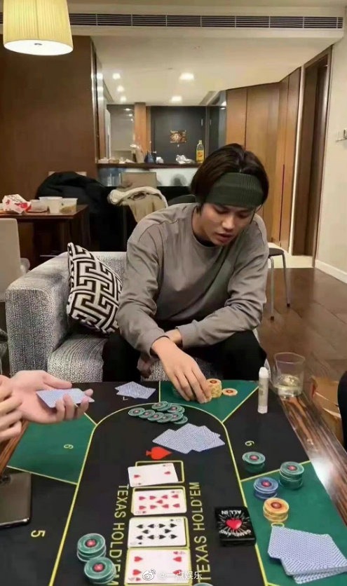 Hàng chục triệu người xem livestream "bóc phốt" nam ca sĩ lấy 600 triệu đồng của fan đưa bạn gái đi đánh bạc- Ảnh 3. Hàng chục triệu người xem livestream "bóc phốt" nam ca sĩ lấy 600 triệu đồng của fan đưa bạn gái đi đánh bạc- Ảnh 3.