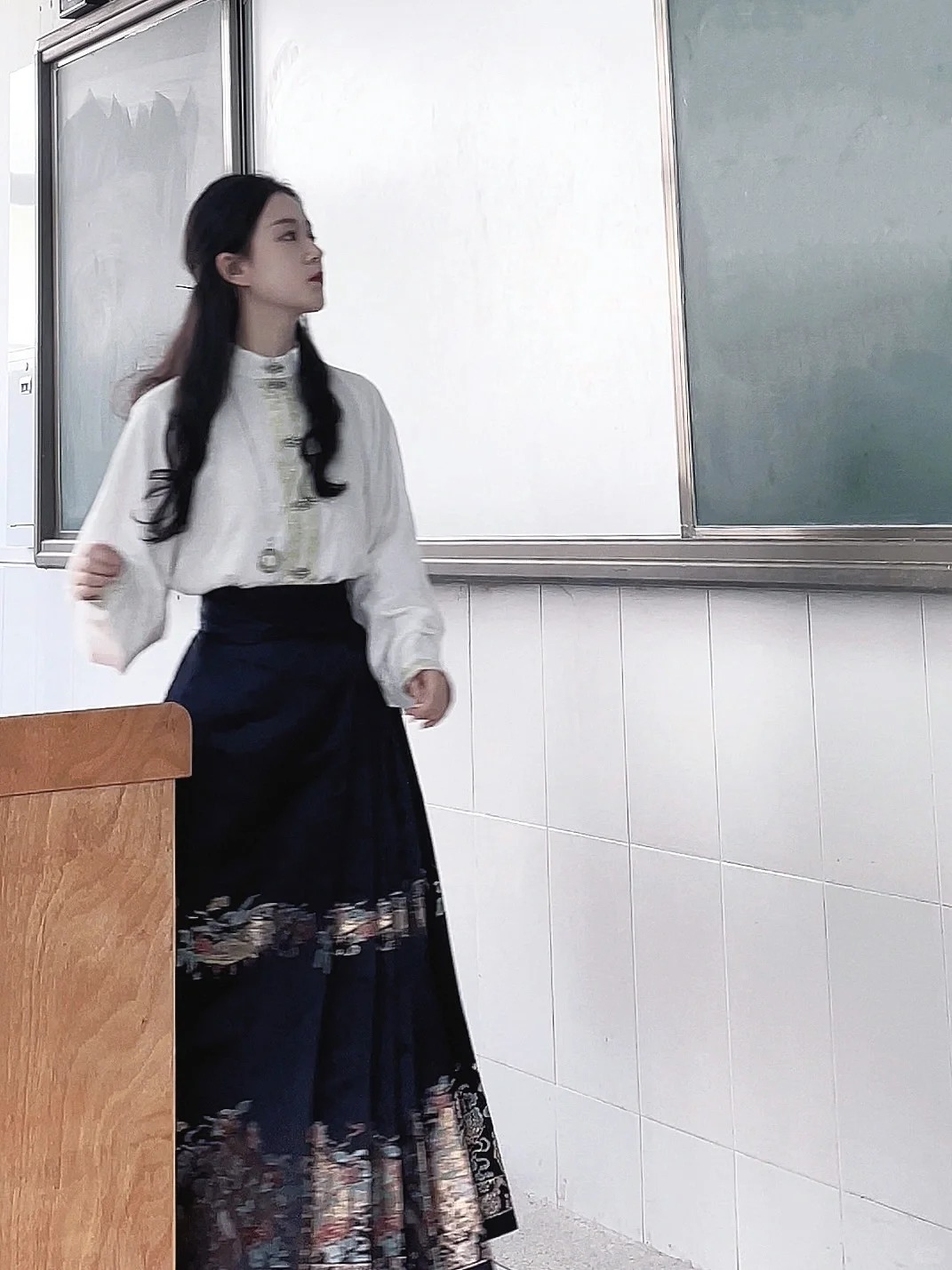 Cô giáo Mỹ thuật đang hot nhất TikTok: Mặt đã xinh, style đi dạy còn đỉnh hơn!- Ảnh 4.