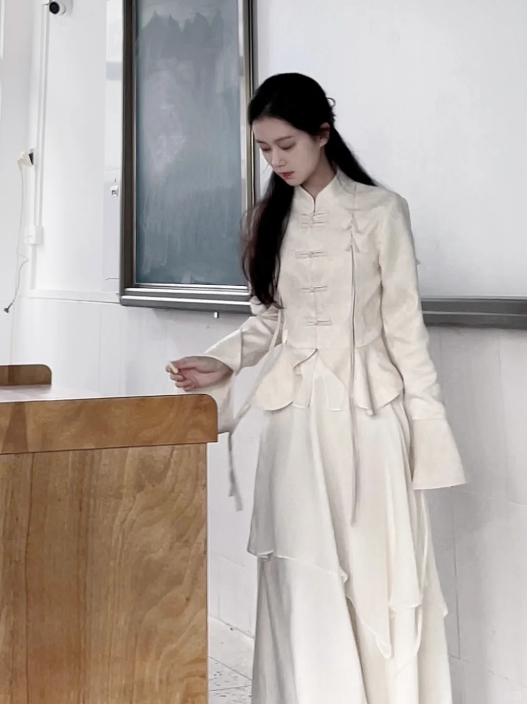 Cô giáo Mỹ thuật đang hot nhất TikTok: Mặt đã xinh, style đi dạy còn đỉnh hơn!- Ảnh 14.