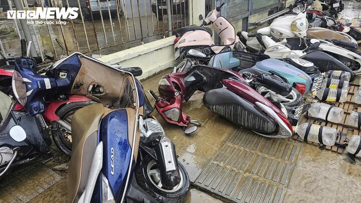 Hàng nghìn ô tô, xe máy ở Huế bị nhấn chìm trong bùn đất- Ảnh 7. Hàng nghìn ô tô, xe máy ở Huế bị nhấn chìm trong bùn đất- Ảnh 7.