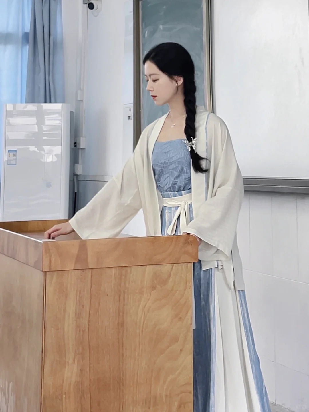 Cô giáo Mỹ thuật đang hot nhất TikTok: Mặt đã xinh, style đi dạy còn đỉnh hơn!- Ảnh 10.