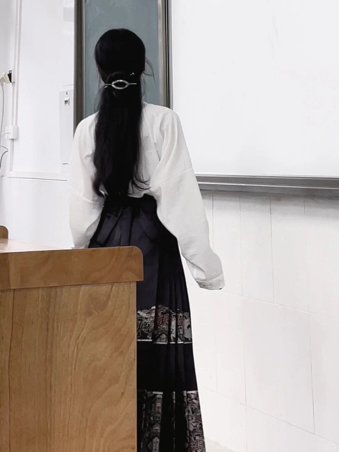 Cô giáo Mỹ thuật đang hot nhất TikTok: Mặt đã xinh, style đi dạy còn đỉnh hơn!- Ảnh 7.