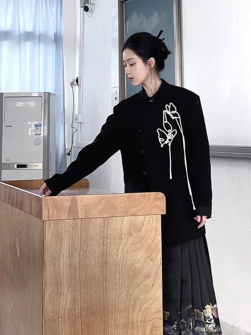 Cô giáo Mỹ thuật đang hot nhất TikTok: Mặt đã xinh, style đi dạy còn đỉnh hơn!- Ảnh 6.