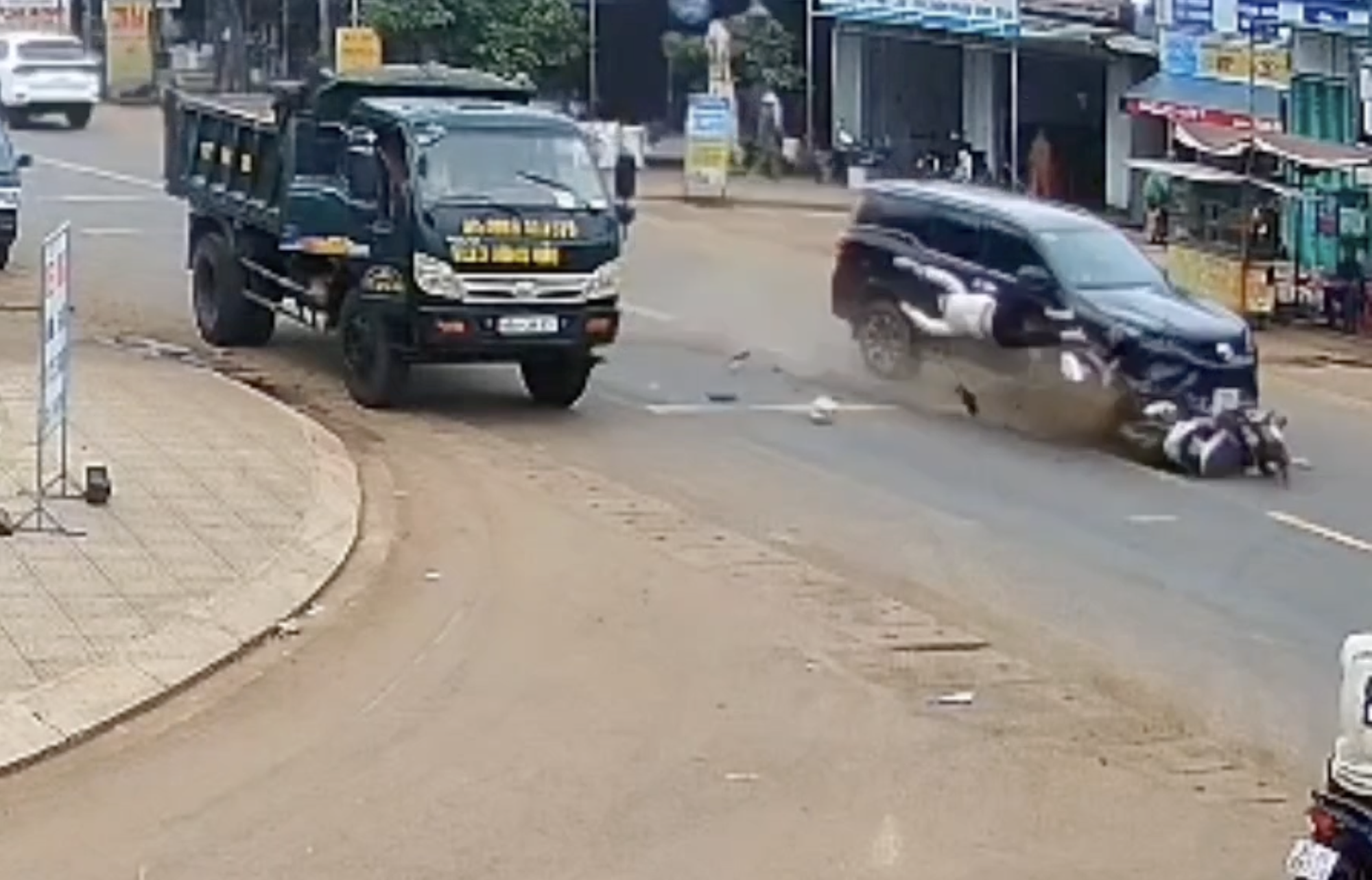 CLIP: Truy tìm tài xế ô tô tông 2 người thương vong rồi bỏ chạy- Ảnh 1. CLIP: Truy tìm tài xế ô tô tông 2 người thương vong rồi bỏ chạy- Ảnh 1.