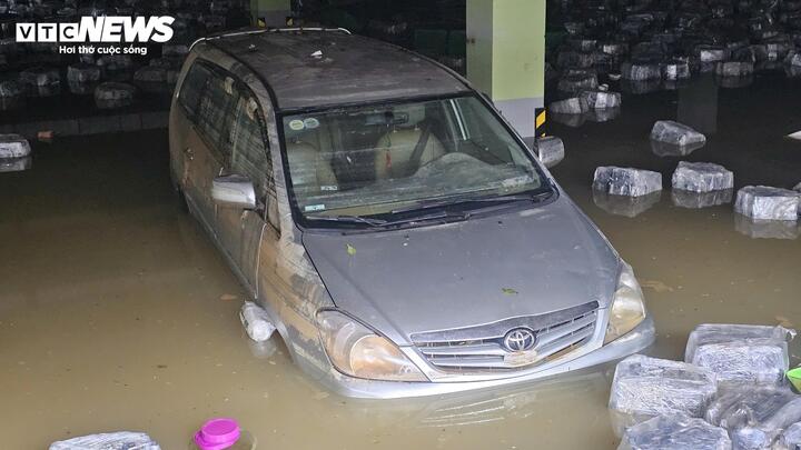 Hàng nghìn ô tô, xe máy ở Huế bị nhấn chìm trong bùn đất- Ảnh 2. Hàng nghìn ô tô, xe máy ở Huế bị nhấn chìm trong bùn đất- Ảnh 2.