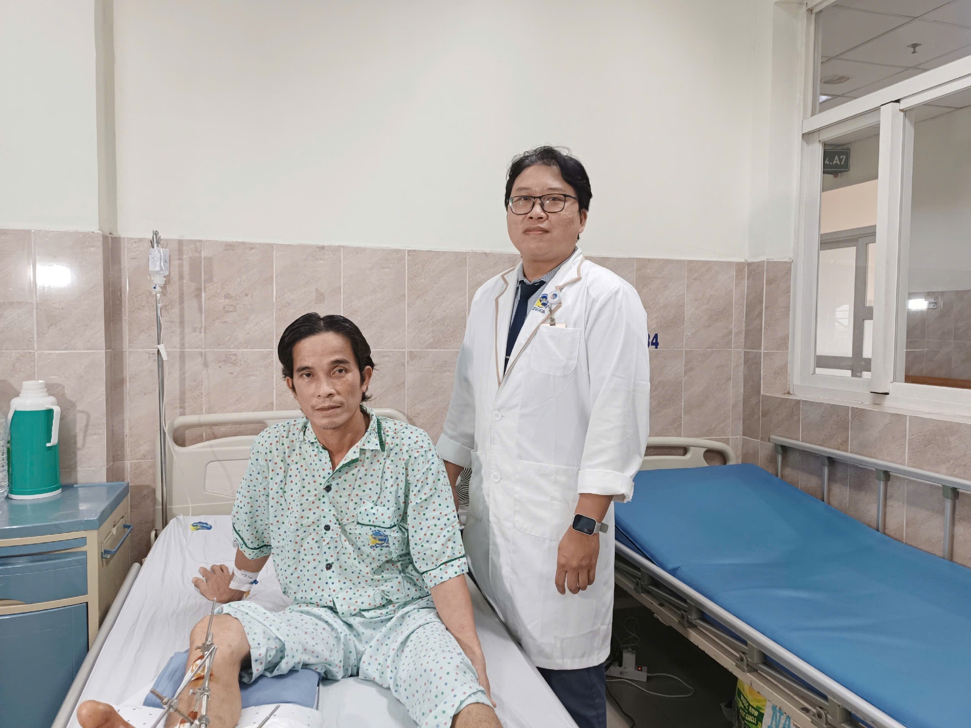 Kích hoạt báo động đỏ, cấp cứu ca bệnh bị máy cắt cỏ chém đứt lìa bàn chân- Ảnh 1. Kích hoạt báo động đỏ, cấp cứu ca bệnh bị máy cắt cỏ chém đứt lìa bàn chân- Ảnh 1.