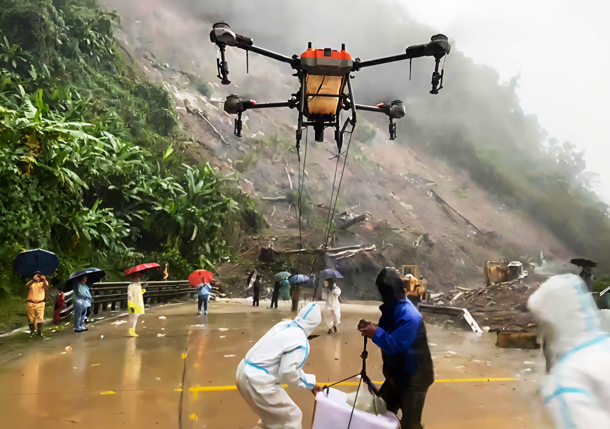 5 ngày mắc kẹt giữa núi rừng đèo Lò Xo của hàng chục tài xế- Ảnh 2. 5 ngày mắc kẹt giữa núi rừng đèo Lò Xo của hàng chục tài xế- Ảnh 2.