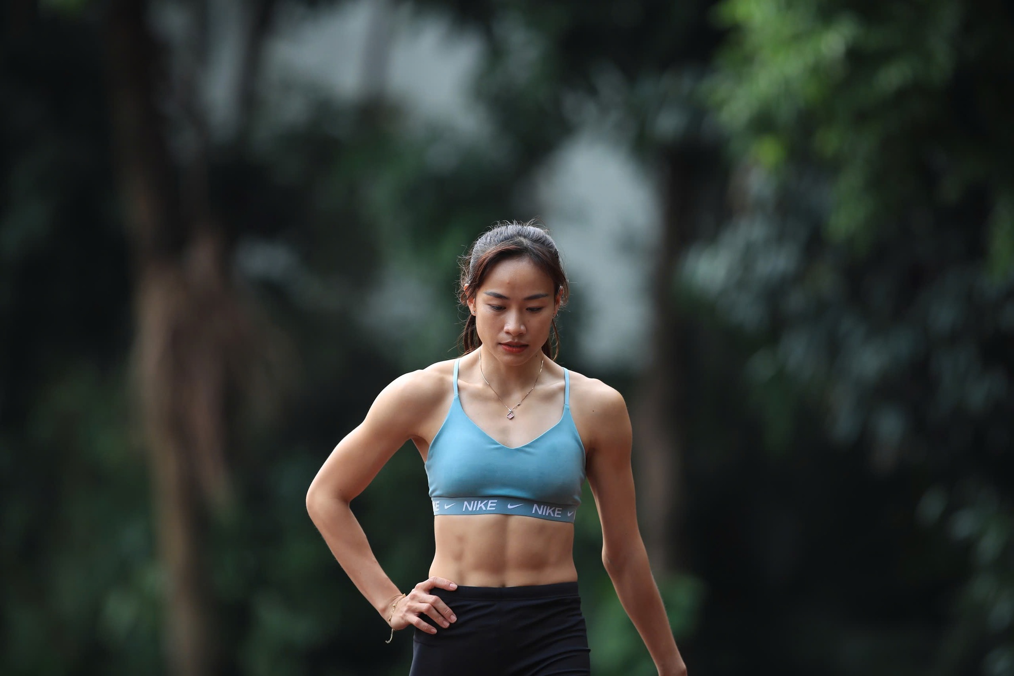 Hotgirl điền kinh khoe cơ bụng 6 m&uacute;i, &ldquo;mướt mồ h&ocirc;i&rdquo; tr&ecirc;n đường đua SEA Games 33- Ảnh 8.