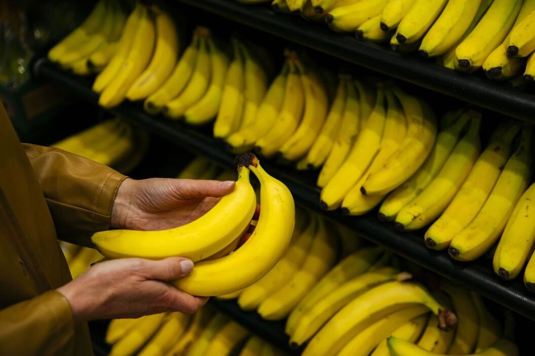 Mất 45 năm t&ocirc;i mới biết c&aacute;ch chọn chuối ngon nhất si&ecirc;u thị - kh&ocirc;ng phải dựa v&agrave;o m&agrave;u sắc- Ảnh 1.