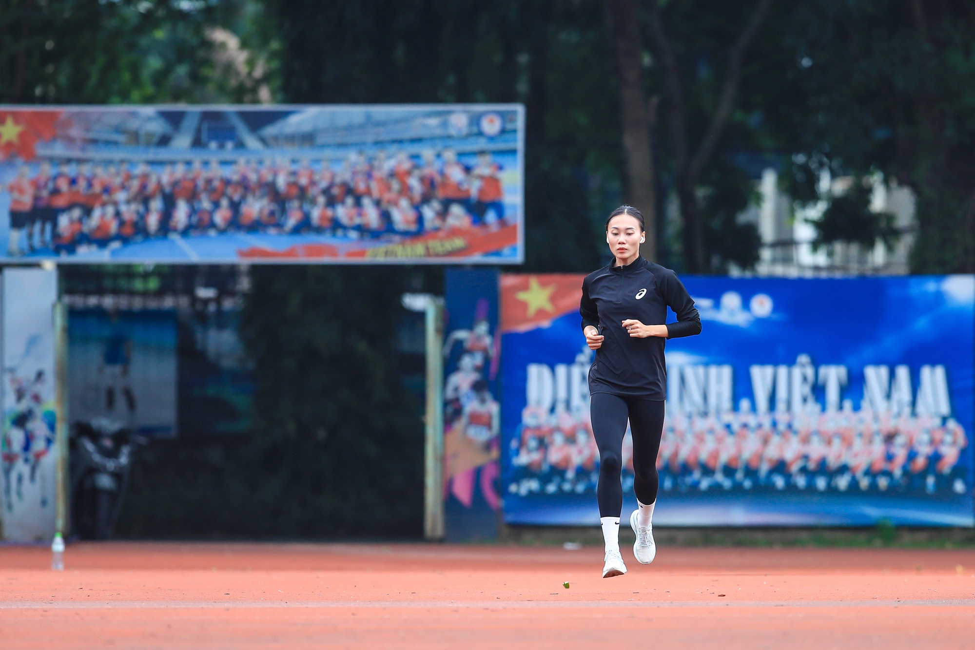 Hotgirl điền kinh khoe cơ bụng 6 m&uacute;i, &ldquo;mướt mồ h&ocirc;i&rdquo; tr&ecirc;n đường đua SEA Games 33- Ảnh 12.