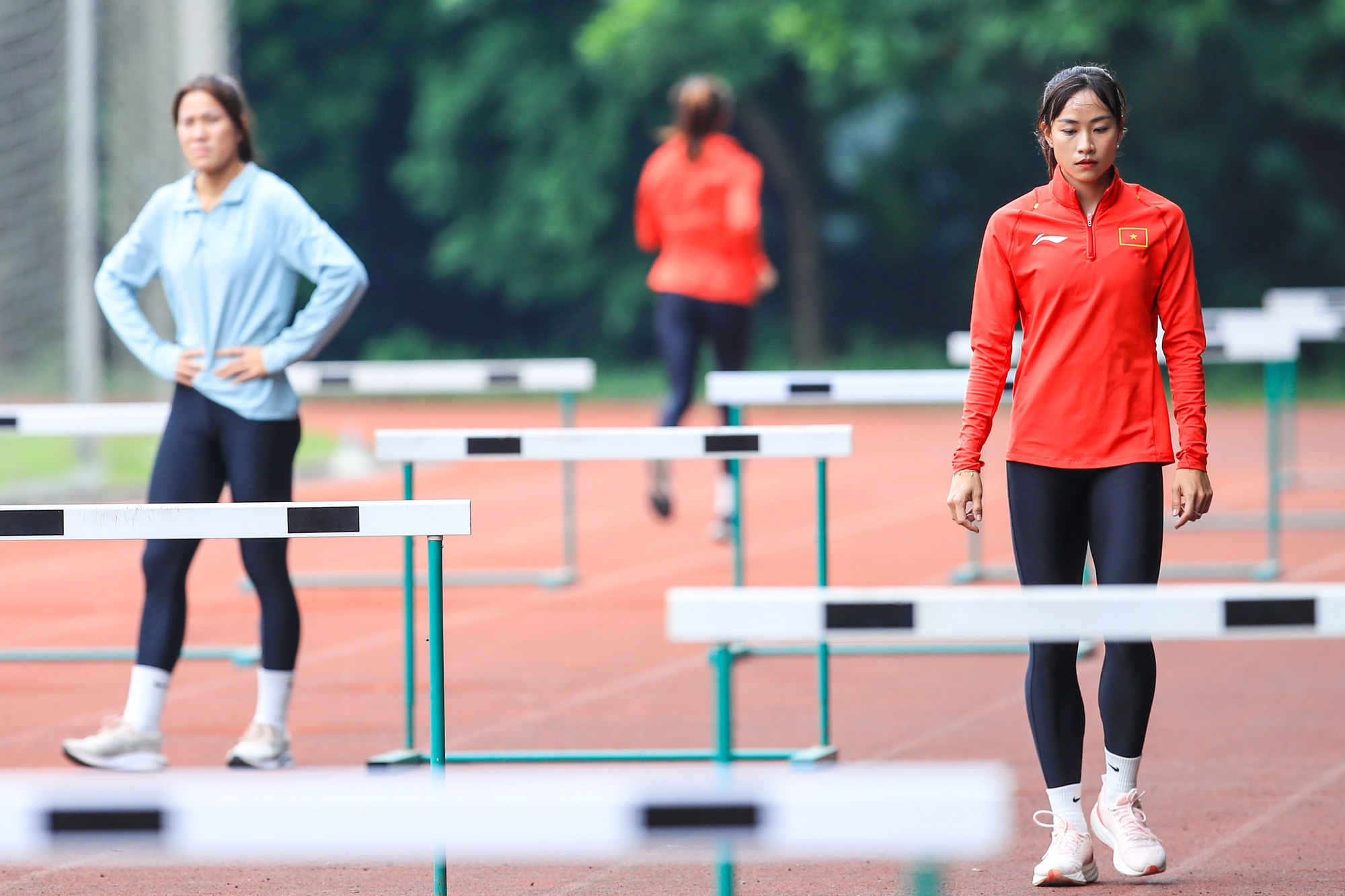 Hotgirl điền kinh khoe cơ bụng 6 m&uacute;i, &ldquo;mướt mồ h&ocirc;i&rdquo; tr&ecirc;n đường đua SEA Games 33- Ảnh 3.